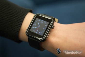 На CES 2015 продают клон Apple Watch за 1800 рублей