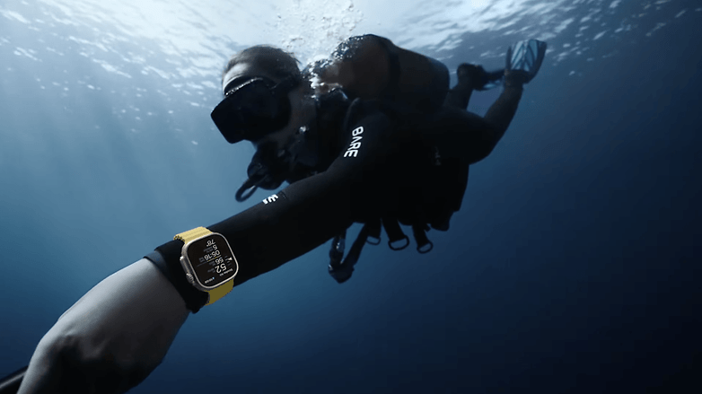 Apple Watch 8 Ultra также служит в качестве подводного компьютера на глубине до 40 метров / © Apple