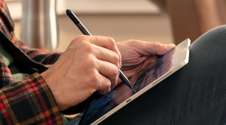 Zagg Pro Stylus имеет цилиндрическую форму и магнитно соединяется с iPad Pro. 