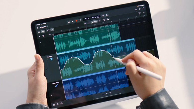 Apple Logic Pro для iPad позволяет создавать и редактировать музыку с помощью Apple Pencil. / © Apple