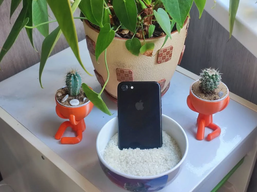 Как правильно высушить iPhone при помощи сырого риса
