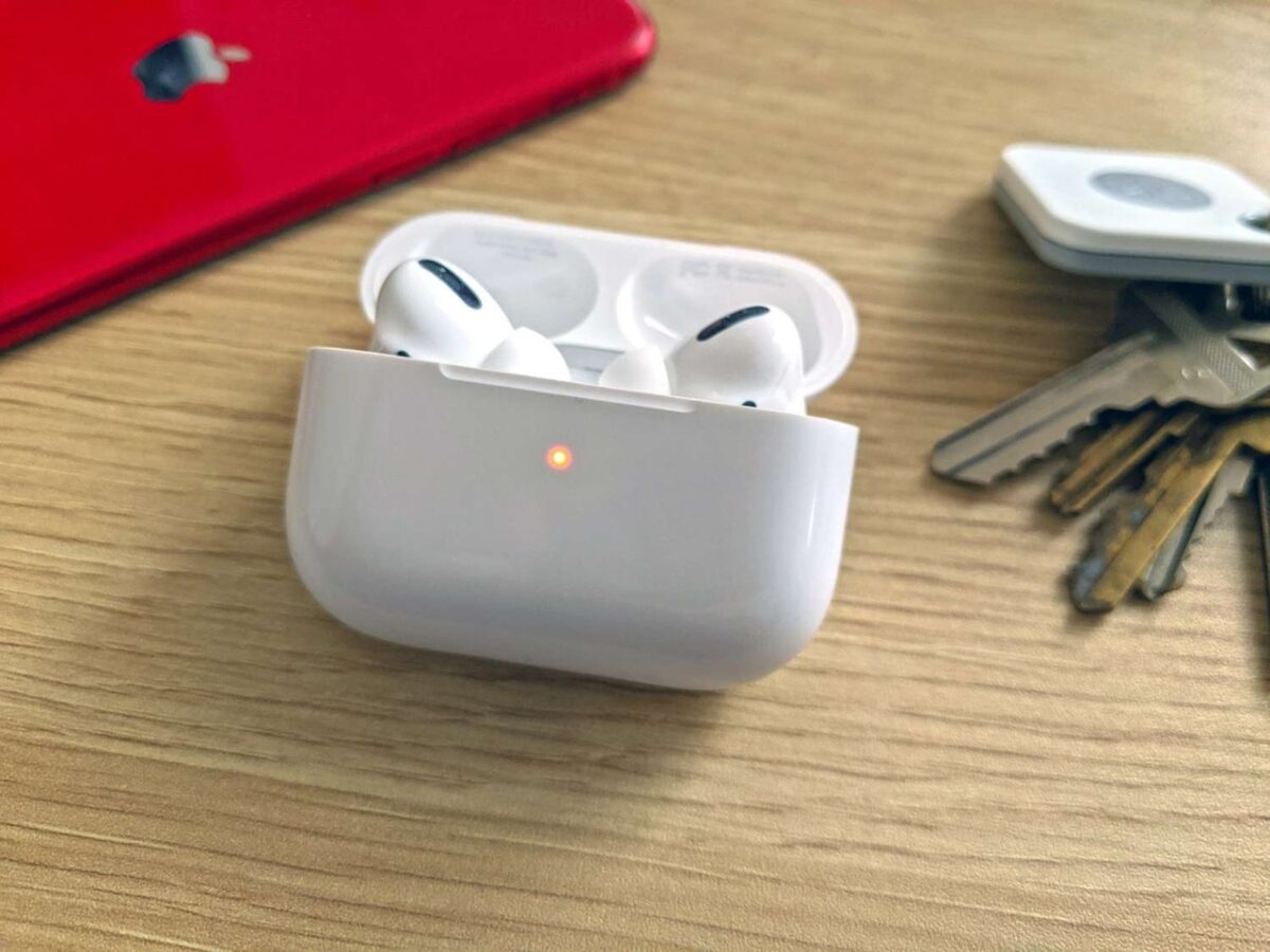 Почему чехол AirPods мигает оранжевым и как это исправить