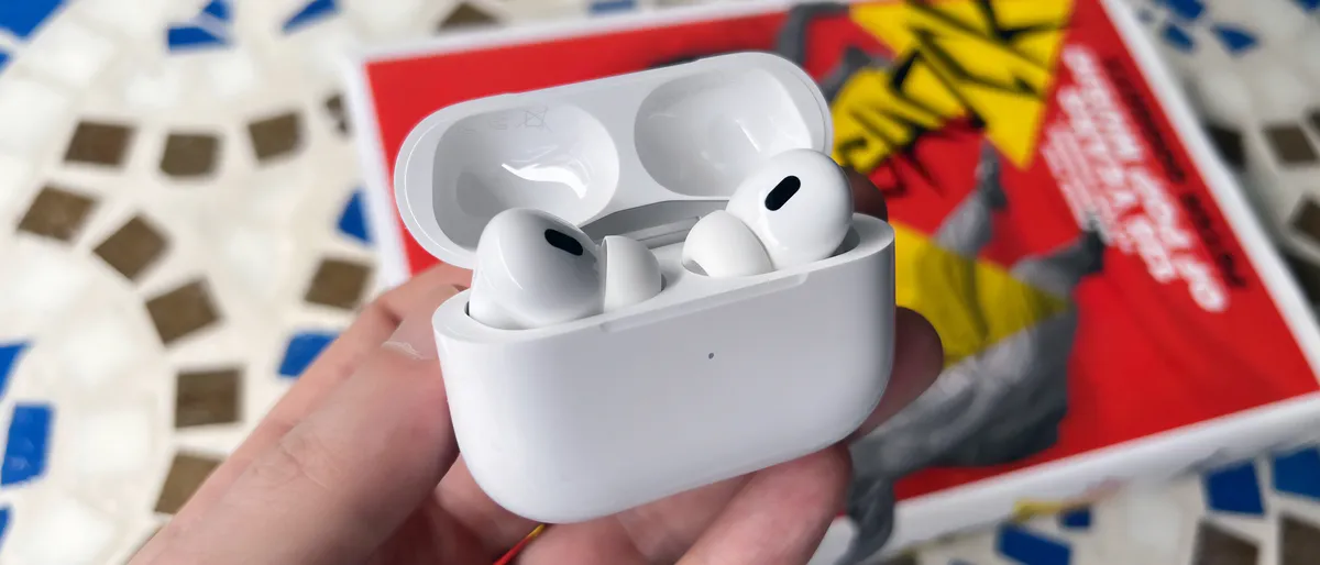 Положите оба наушника AirPods в их зарядный чехол и откройте его крышку.