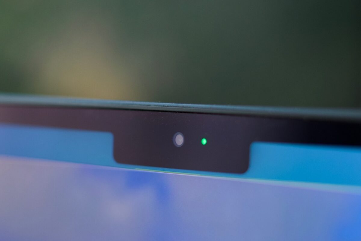 Выемку на MacBook нужно убрать.
